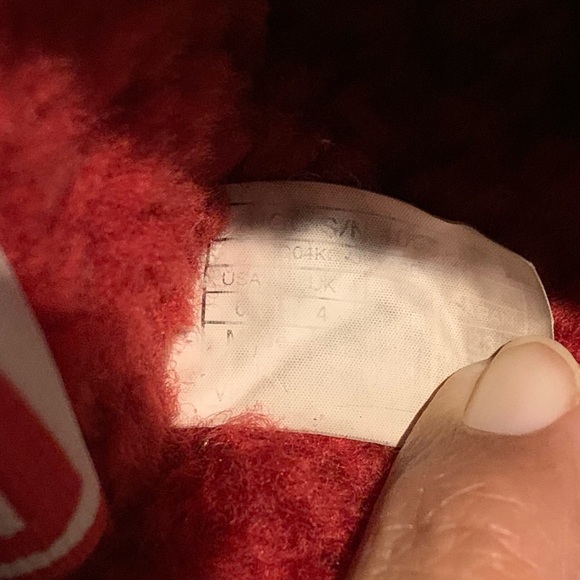 UGG Women's Fluffy Slippers Slides Ribbon Red sz 6 - Picture 7 of 8